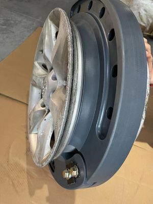 装甲戦闘車は平たい箱を挿入する装甲車両のタイヤのための高いポリマーを動かす